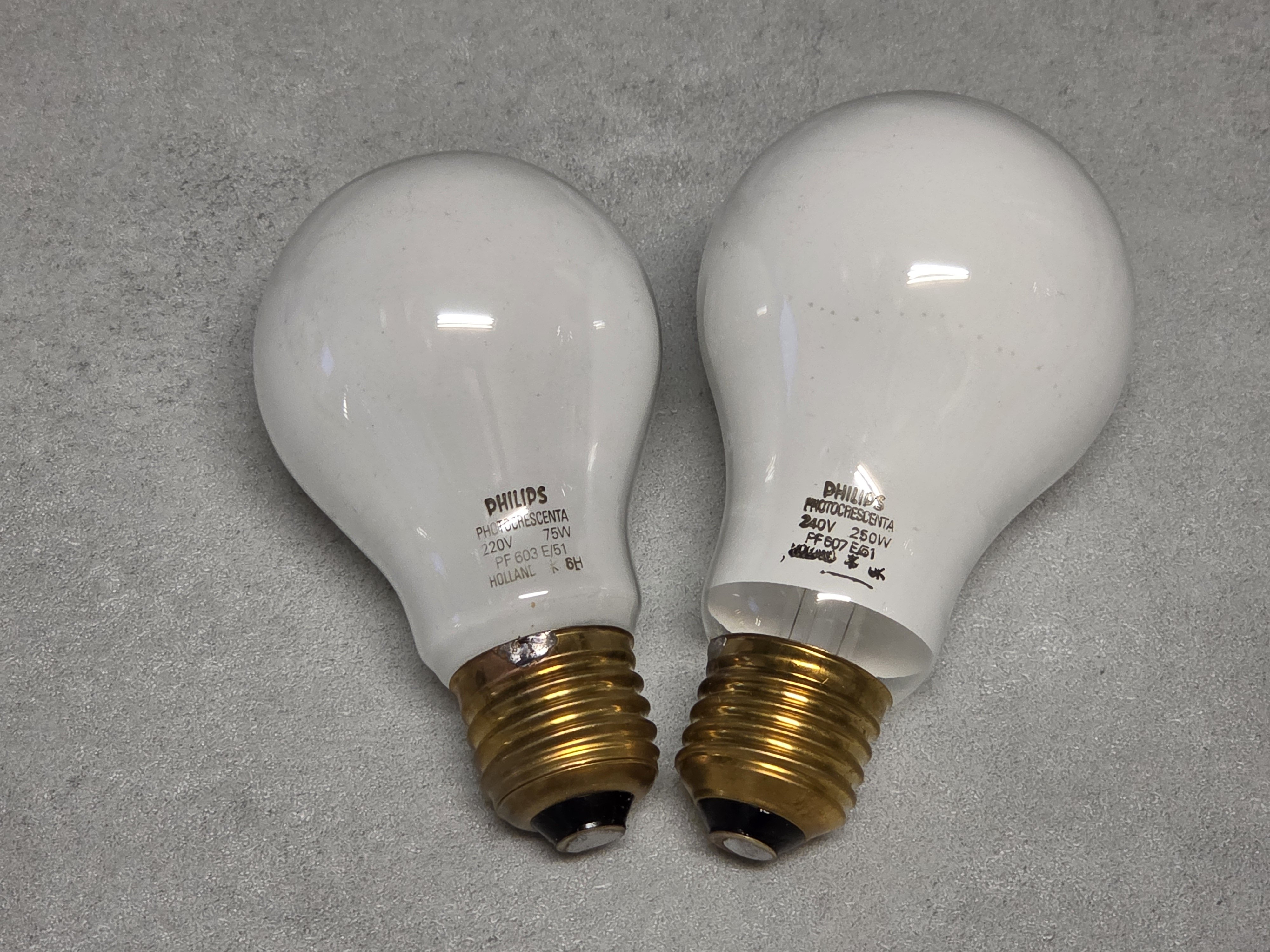 Philipsin Photocrescenta lamput - kuvassa 75W ja 250W - muitakin tehoja, mm. 150W saatavilla. Lamppuja käytetään pääasiallisesti pimiöissä filminkehitykseen suurennuskoneisiin. Lampuissa on täydellinen valon hajautus. 