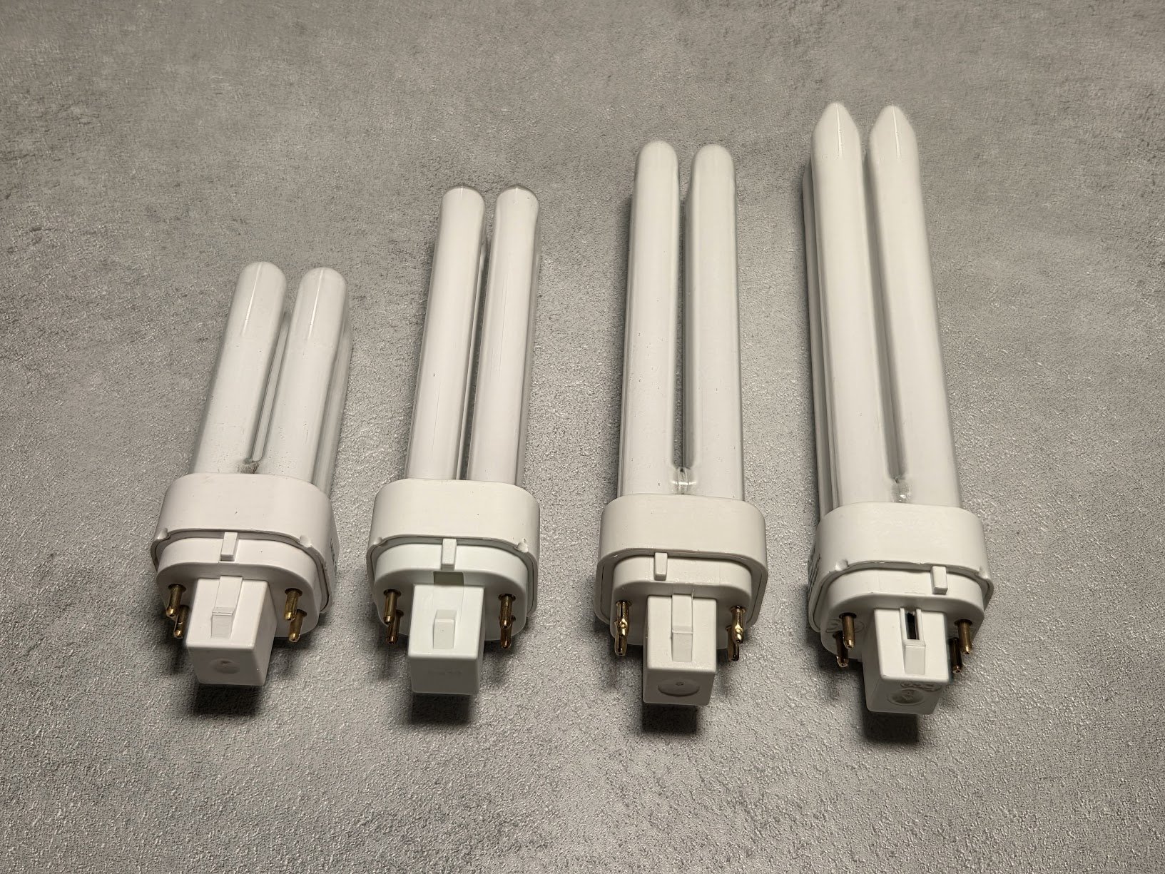 Kaikki saatavilla olevat tehot 10W / 13W / 18W / 26W GR24q (Quattro = neljä) pistokantalampuista. Saatavilla olevat värilämpötilat 3000K / 4000K, joitakin malleja myöskin 6000K. Huomaathan että haitat ovat eri kohdissa eri tehoisissa lampuissa, paitsi 10W / 13W. Nämä ovat keskenään yhteensopivia. 